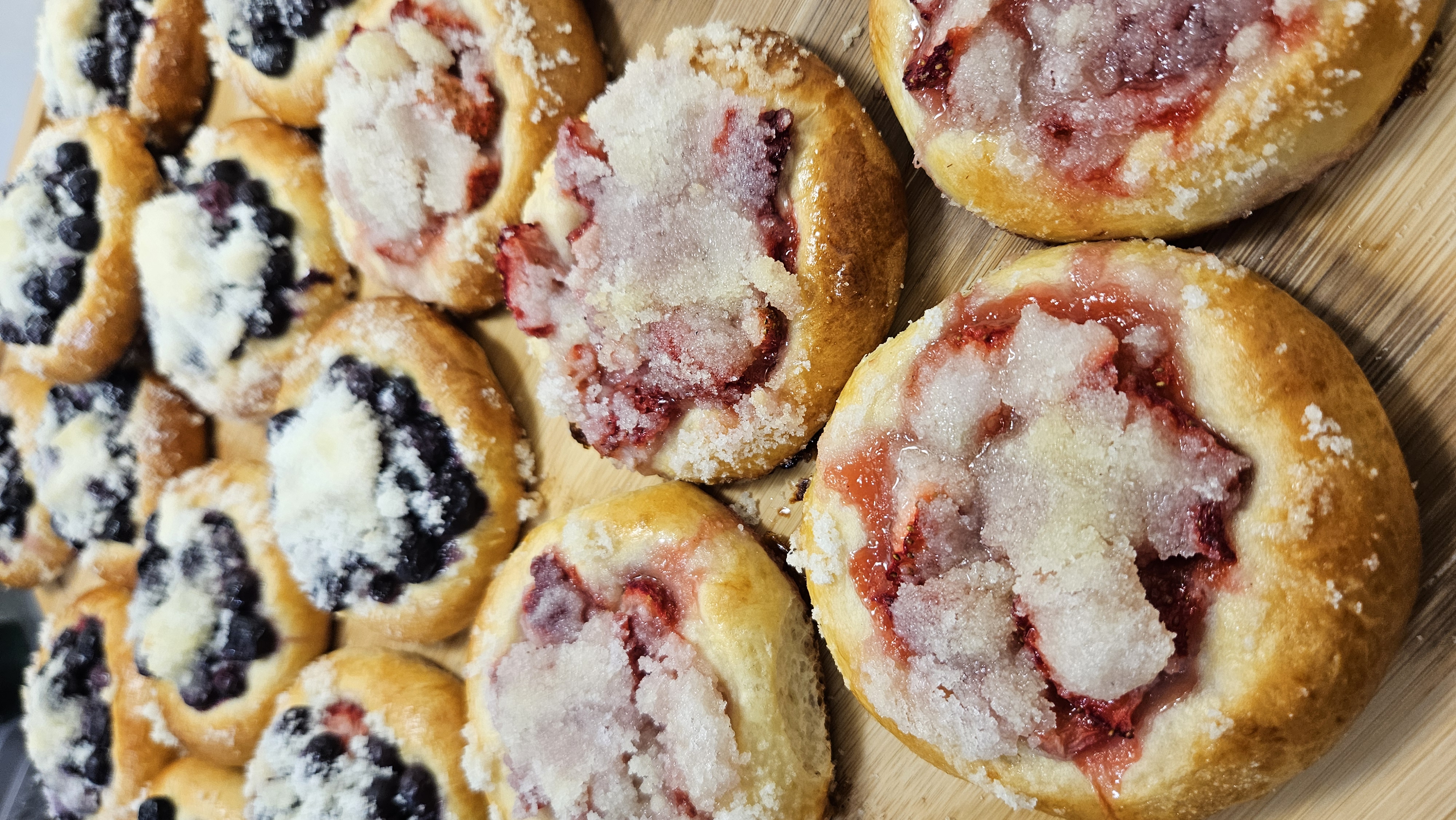 Borůvkové a Jahodové České Koláče (Blueberry and Strawberry Czeck Kolache)